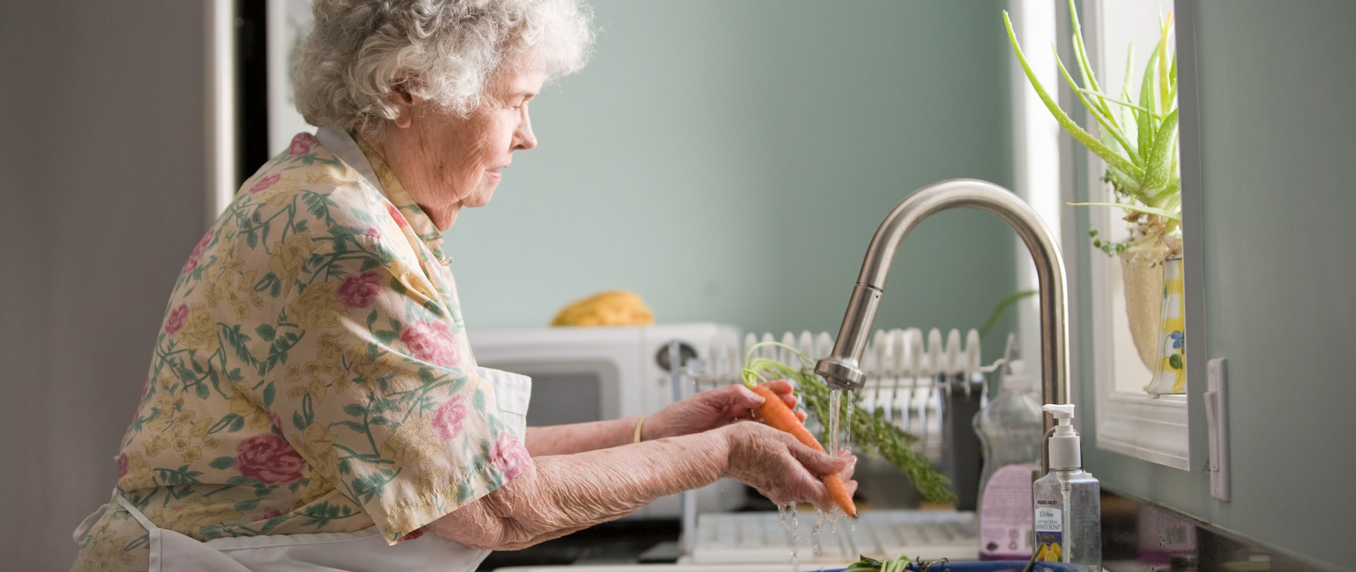 Foto di CDC - Donna anziana in cucina