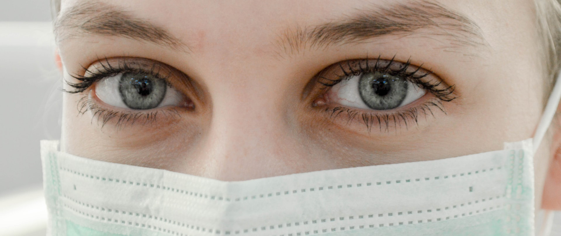 Foto di Ani Kolleshi - Zoom sugli occhi di un'assistente infermiera 